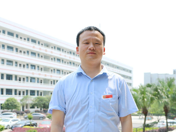 书记兼副校长：曾建华